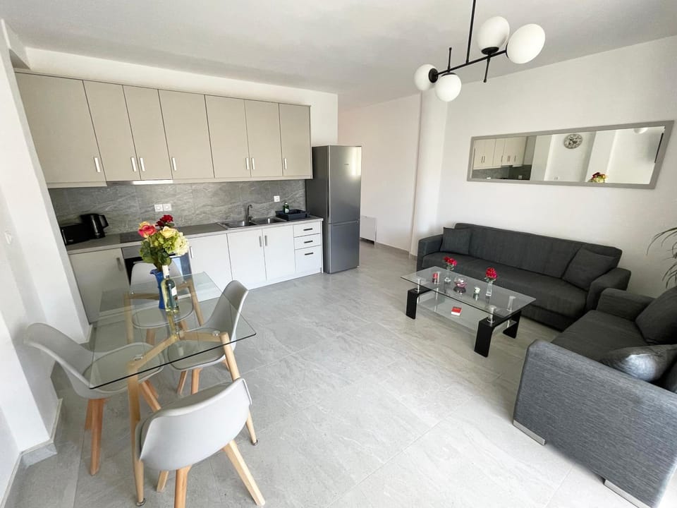 Kitchen or kitchenette, Living room, Seating area, Dining area, oven, pet friendly, stove