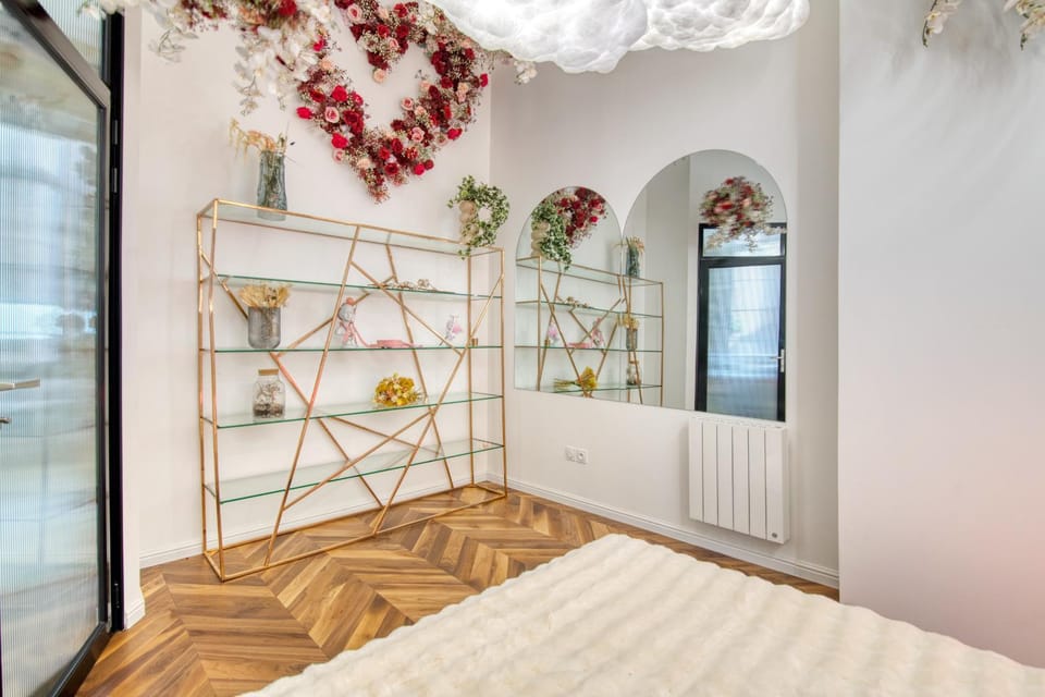 Bed, Photo of the whole room, Decorative detail, Bedroom, wardrobe
