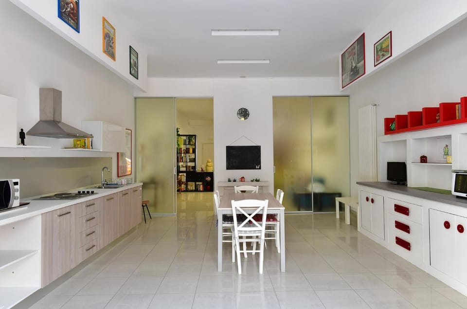 Coffee/tea facilities, Dining area, oven, stove