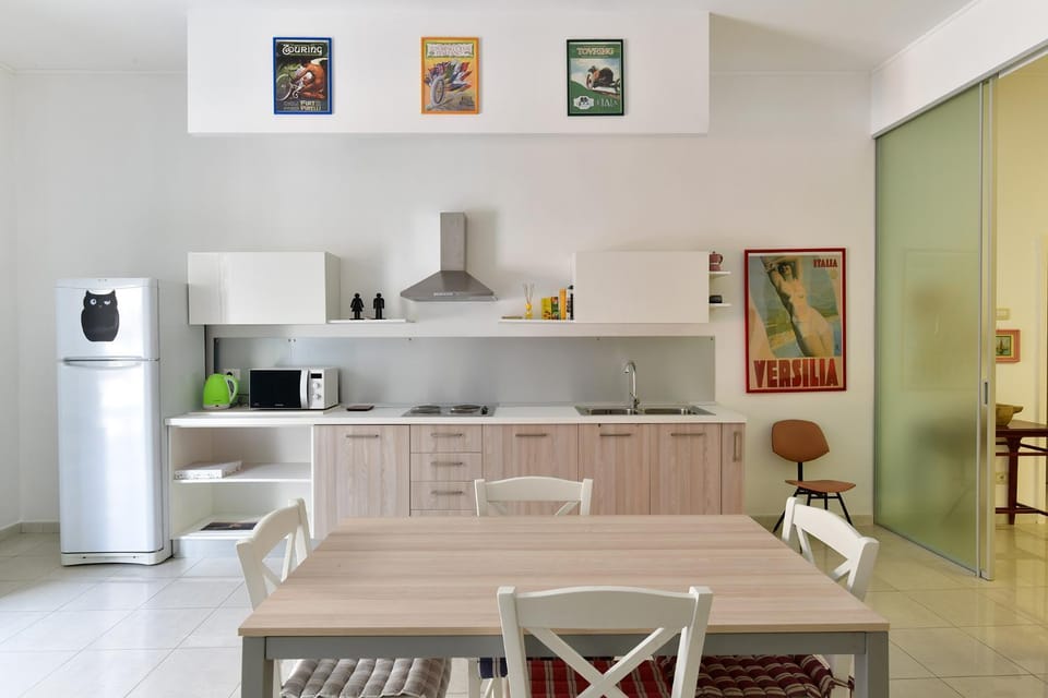 Kitchen or kitchenette, Dining area, oven