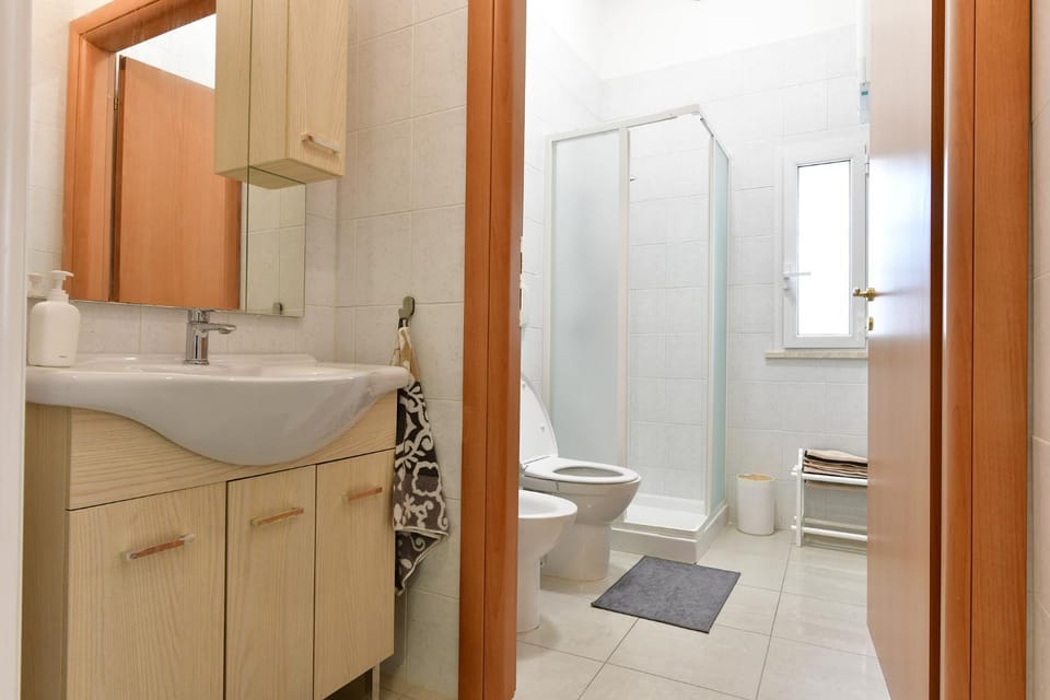 Shower, Toilet, Bathroom, bidet, towels