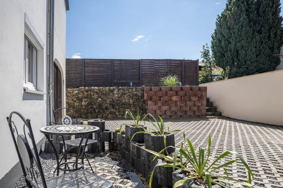Property building, Balcony/Terrace, Living room
