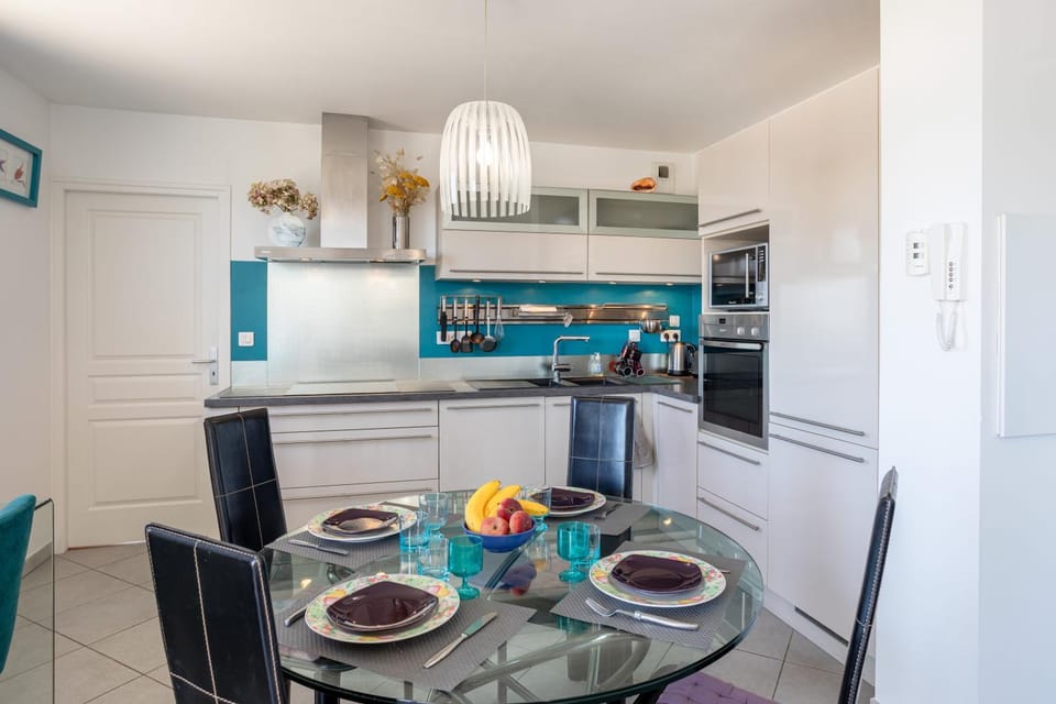 Property building, Kitchen or kitchenette, Living room