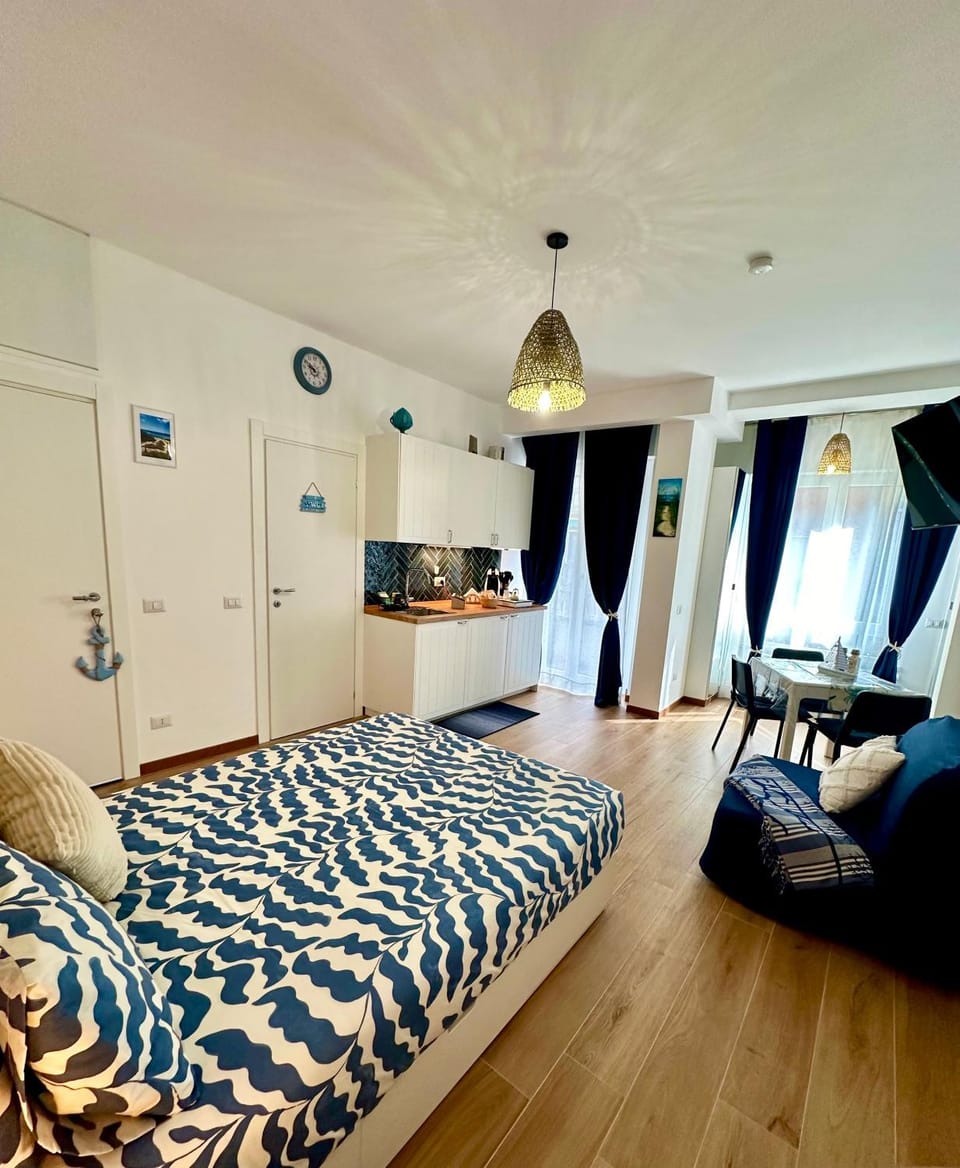 Bed, TV and multimedia, Kitchen or kitchenette, Living room, Photo of the whole room, Seating area, Bedroom, wardrobe