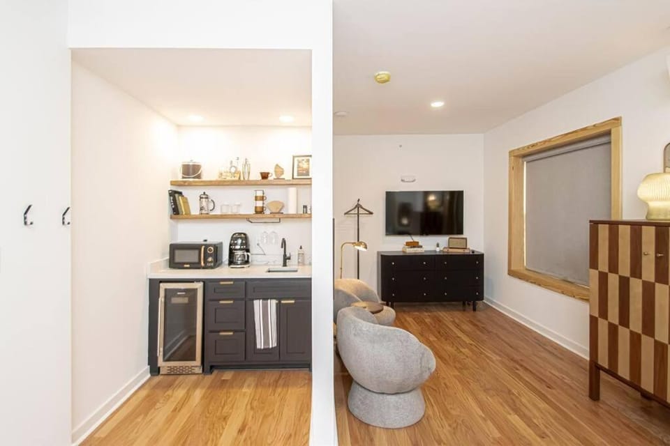 TV and multimedia, Coffee/tea facilities, Kitchen or kitchenette, Seating area, microwave