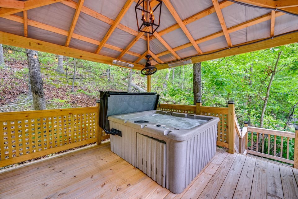 Murray Cabin w/ Hot Tub: Walk to Kentucky Lake! Cabin in Lake Barkley