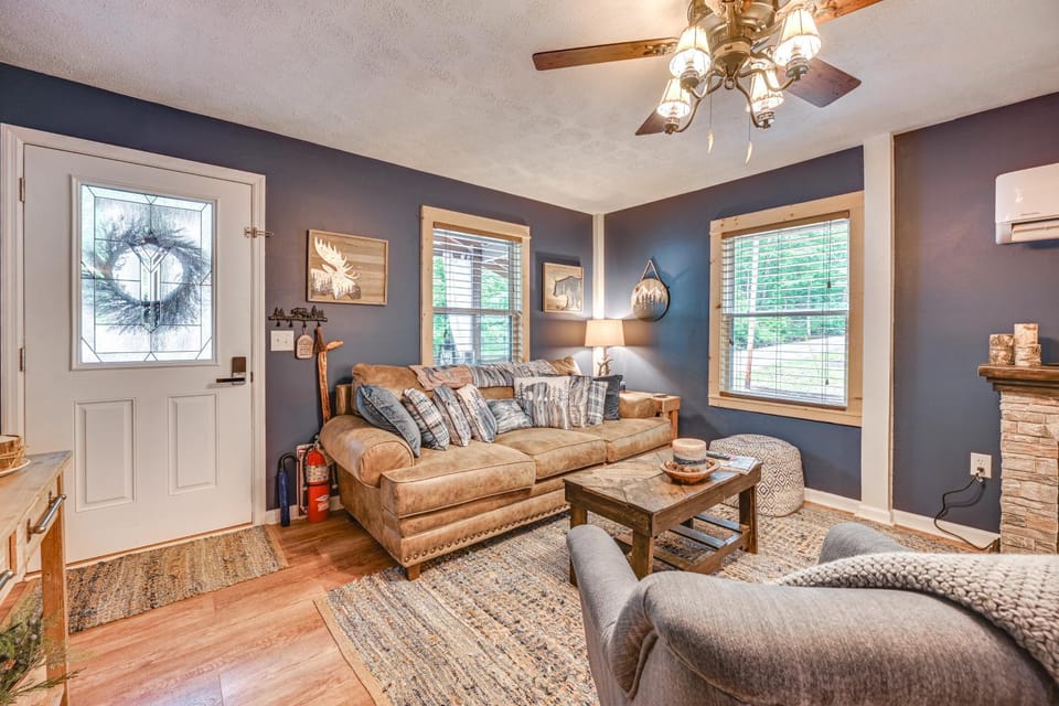 Murray Cabin w/ Hot Tub: Walk to Kentucky Lake! Cabin in Lake Barkley