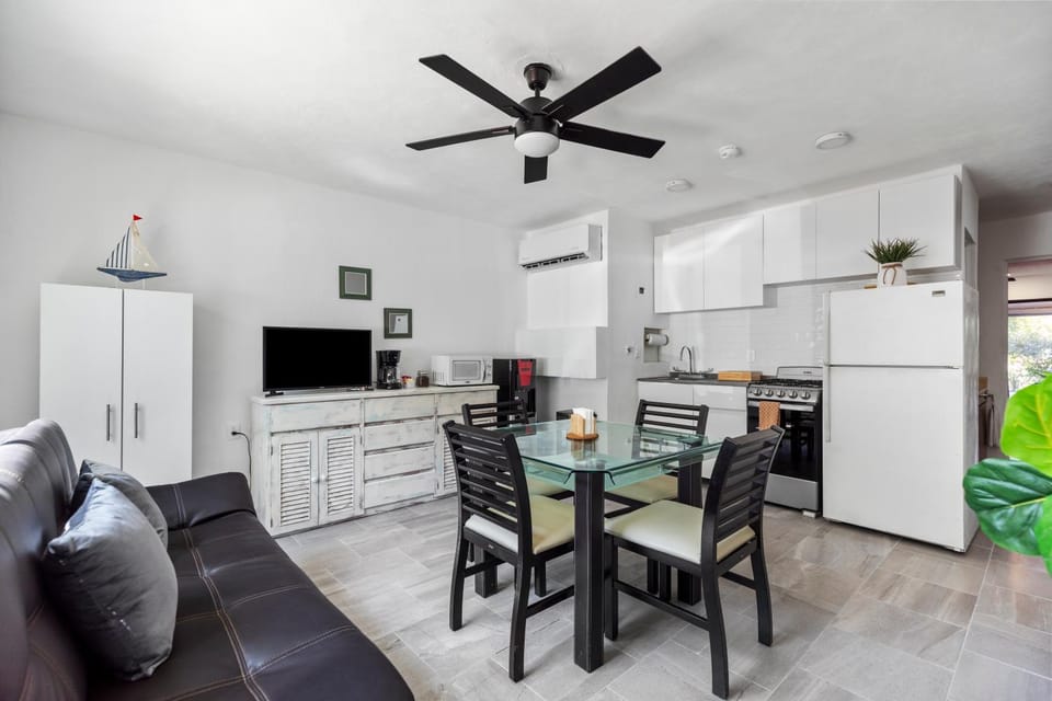Kitchen or kitchenette, Living room