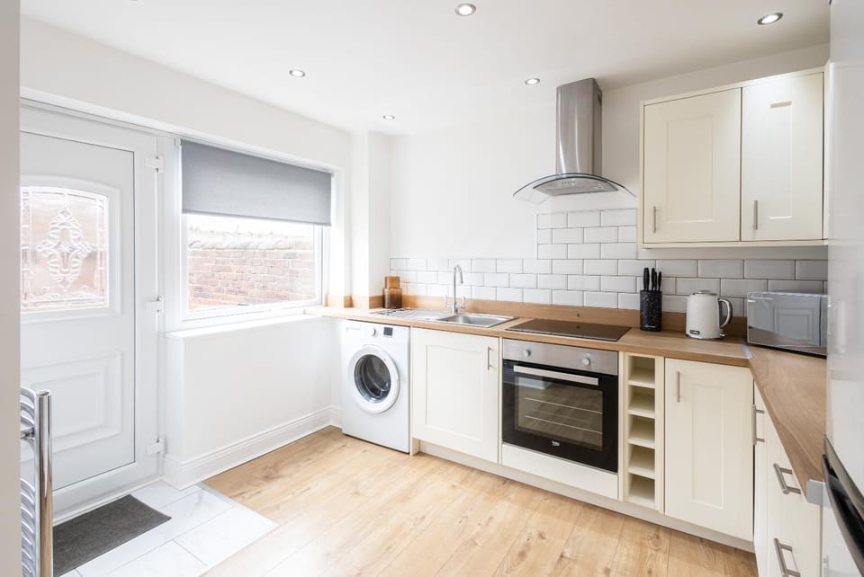 Kitchen or kitchenette, oven, stove