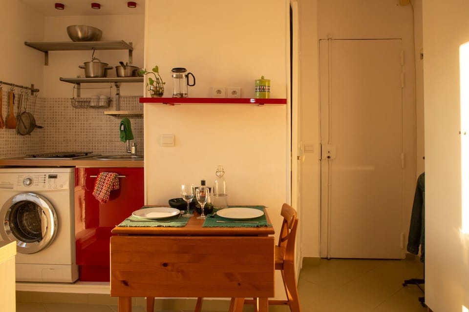 Kitchen or kitchenette, Dining area, pet friendly, stove, washing machine