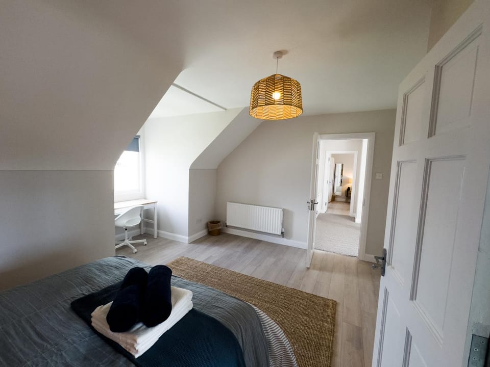 Bed, Photo of the whole room, Seating area, Bedroom, towels