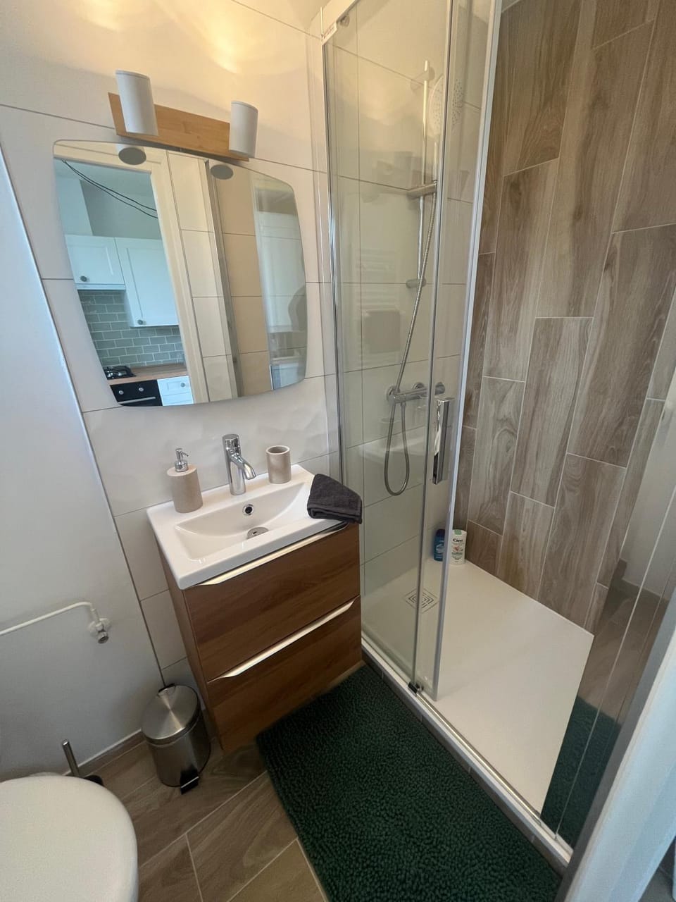 Shower, Toilet, Bathroom, heating, towels