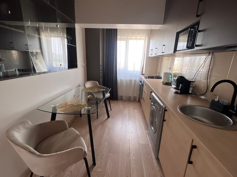 Coffee/tea facilities, Kitchen or kitchenette, Dining area, stove, toaster