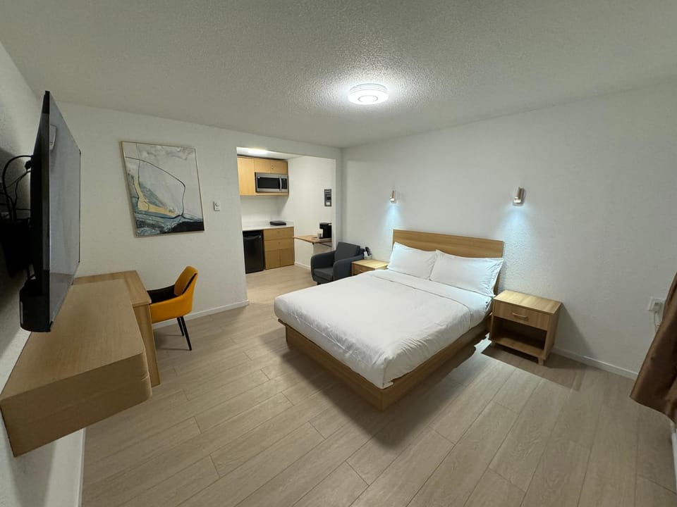 Communal lounge/ TV room, Bed, TV and multimedia, Bedroom