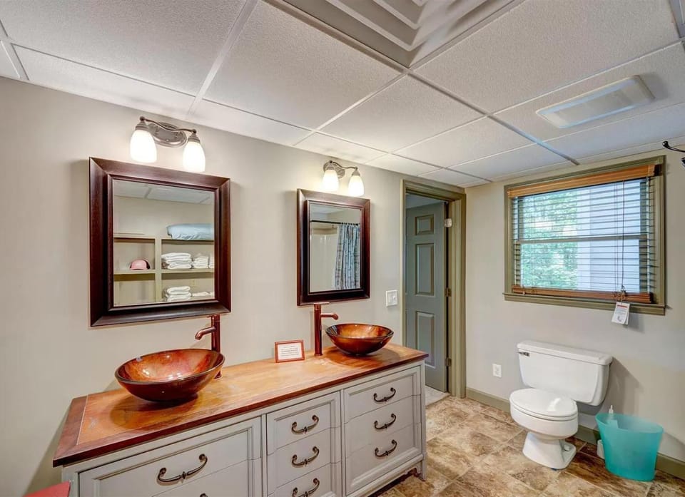 Toilet, Bathroom, towels