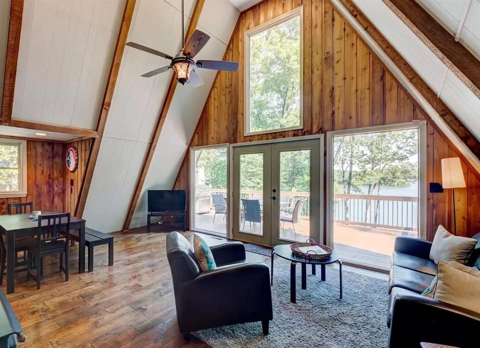 TV and multimedia, Living room, Seating area, Dining area