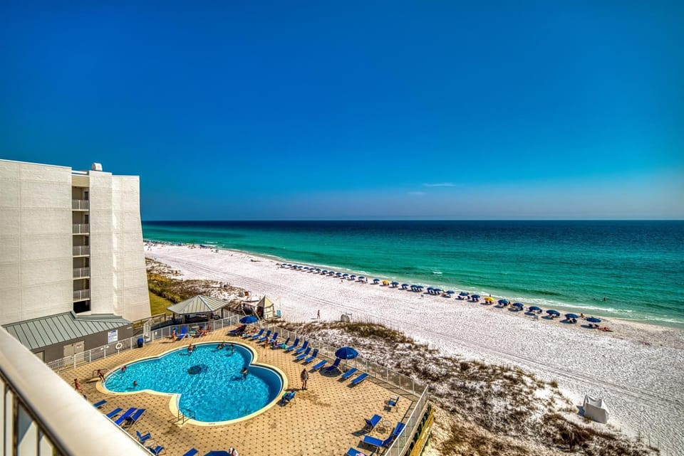 Beach House Condominiums C602 - Beachfront with Pool, Wi-Fi, & Beach Service Apartment in Miramar Beach