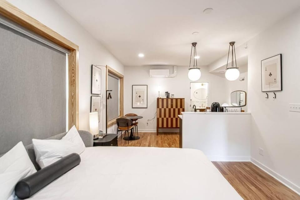 Bed, Dining area