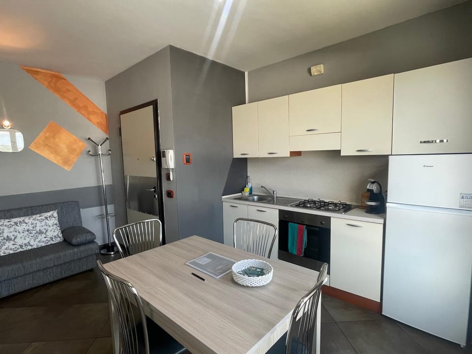Kitchen or kitchenette, Dining area, oven, pet friendly, stove