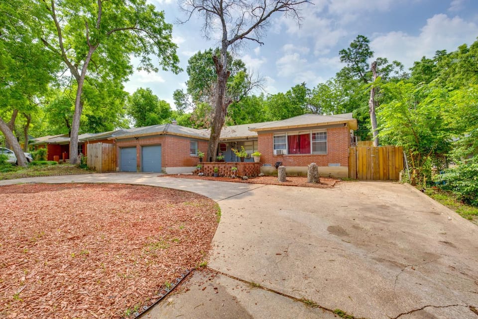 Dallas Studio w/ Home Office - 4 Mi to Fair Park! Apartment in Dallas