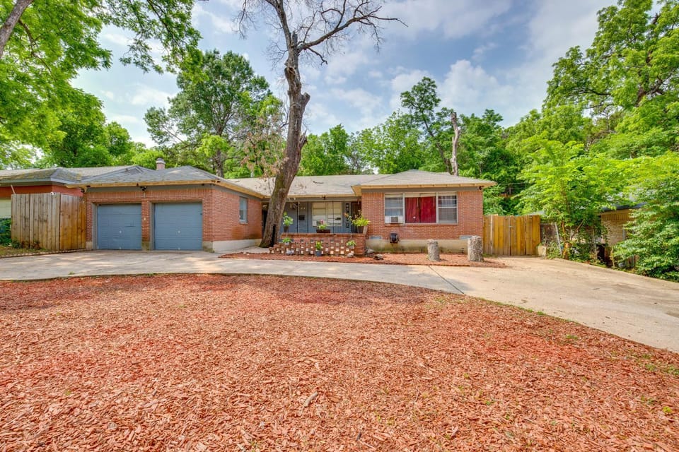 7 Mi to Downtown Dallas: WFH-Friendly Studio Apartment in Dallas