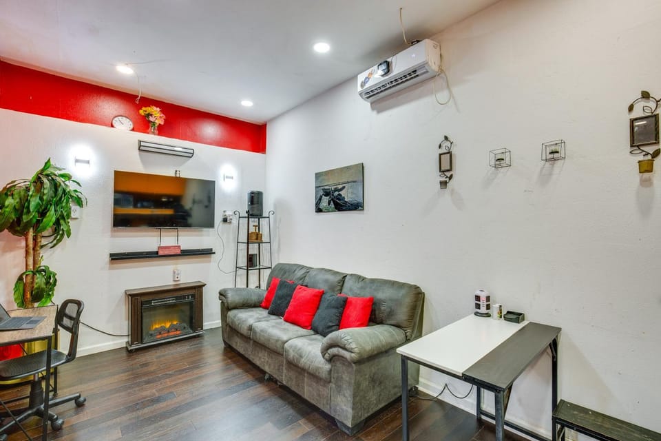 7 Mi to Downtown Dallas: WFH-Friendly Studio Apartment in Dallas