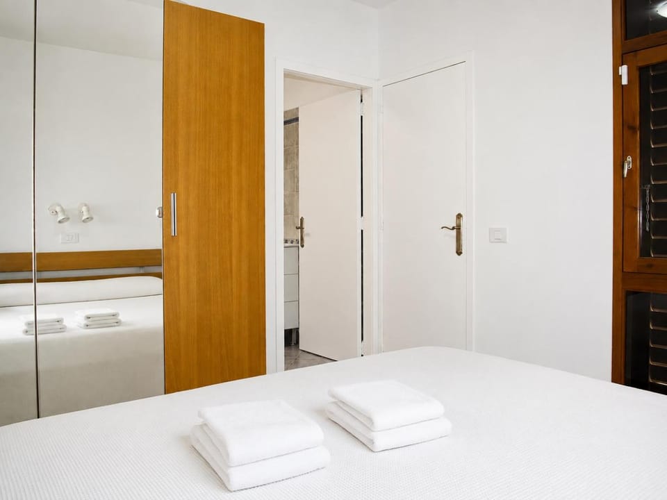 Bed, Bedroom, towels, towels