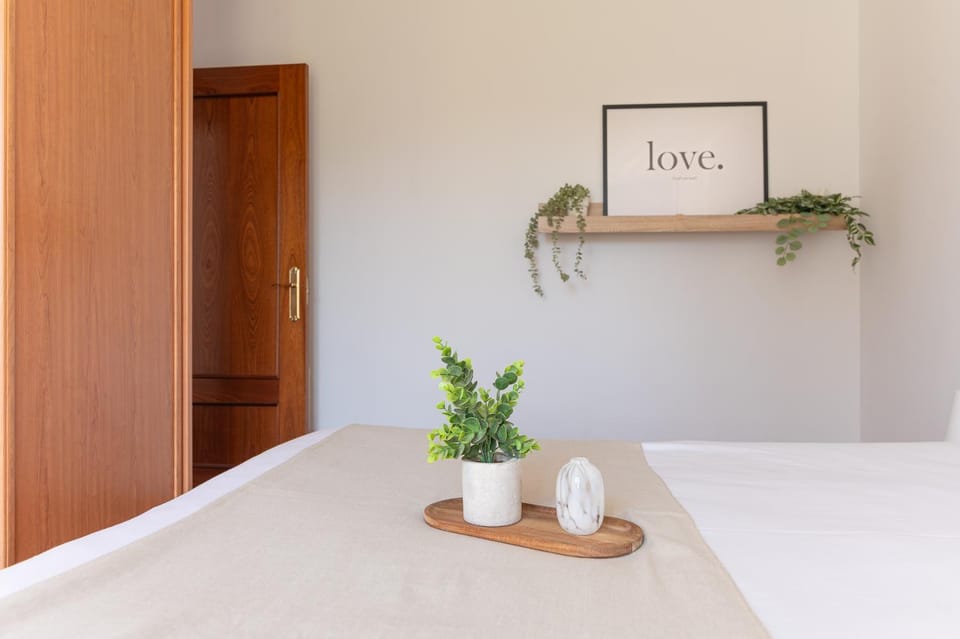 Photo of the whole room, Bedroom