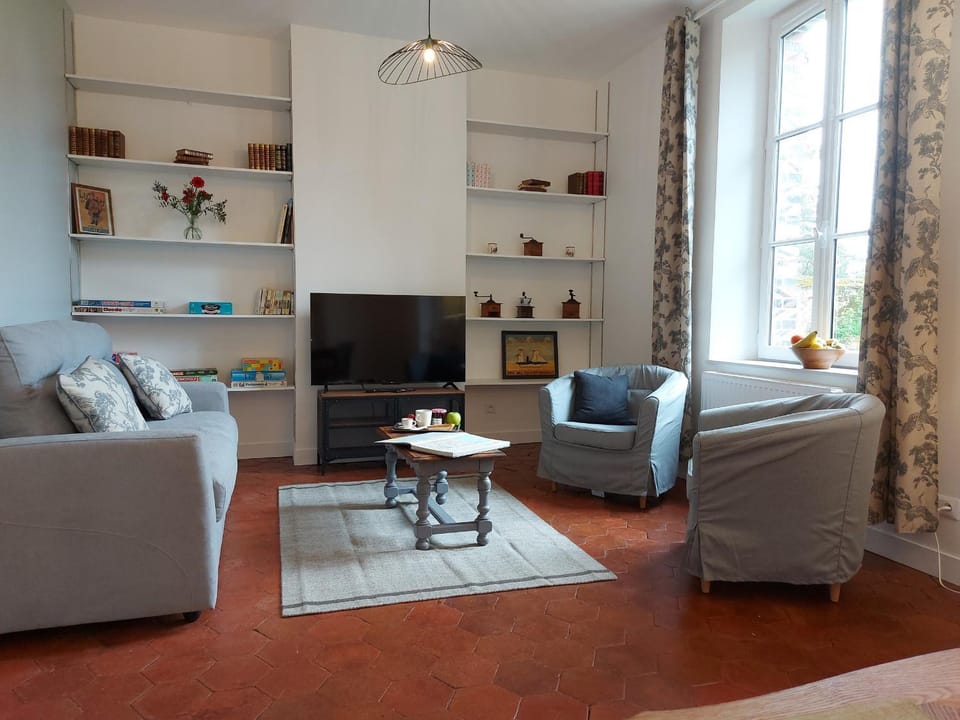 Maison de Charme à la Campagne avec Jardin, Billard, Baby-foot et Terrasse en Teck - FR-1-581-135 House in Centre-Val de Loire