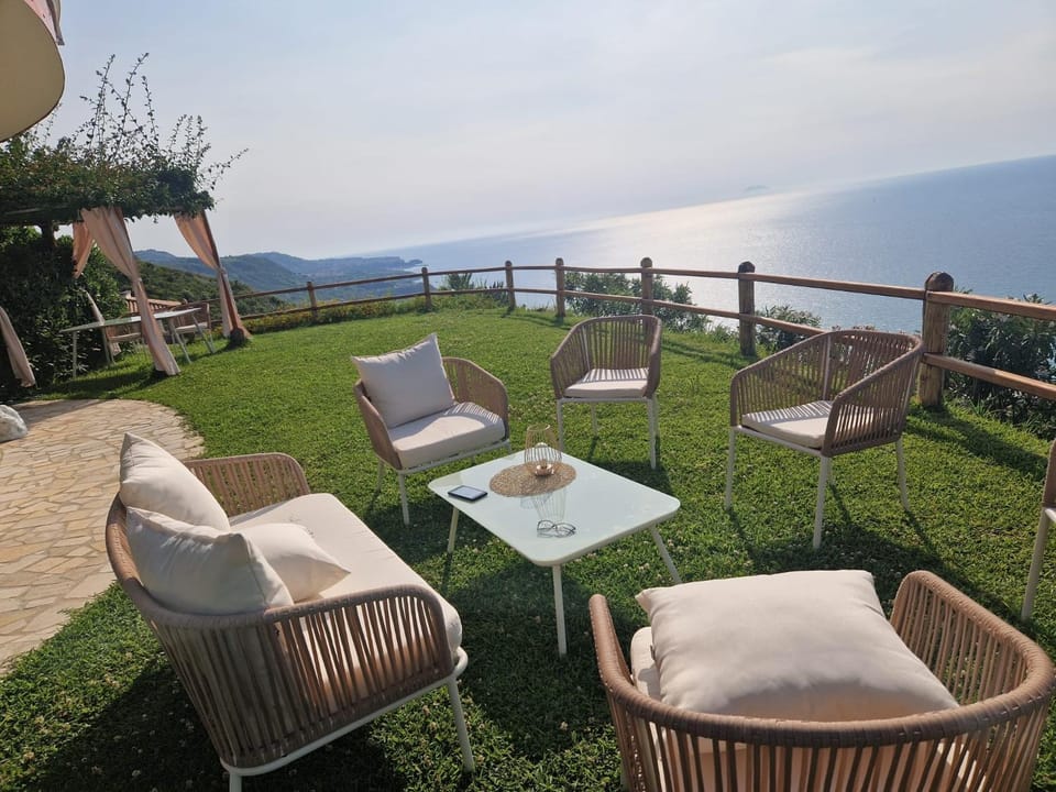 Property building, Balcony/Terrace, Living room