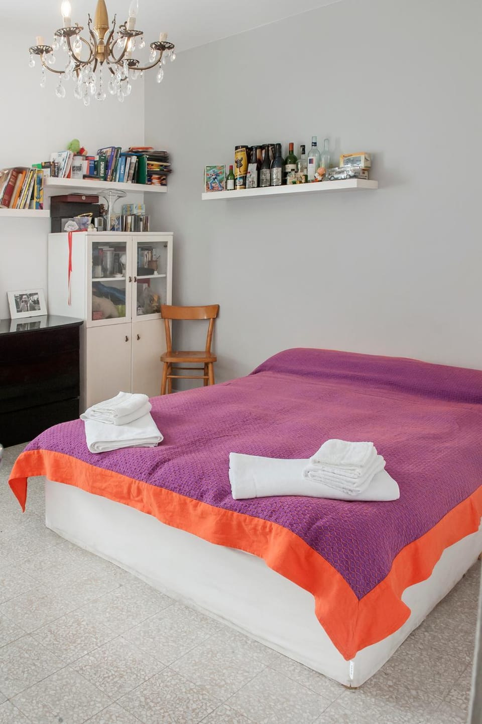 Bed, Photo of the whole room, Bedroom, towels