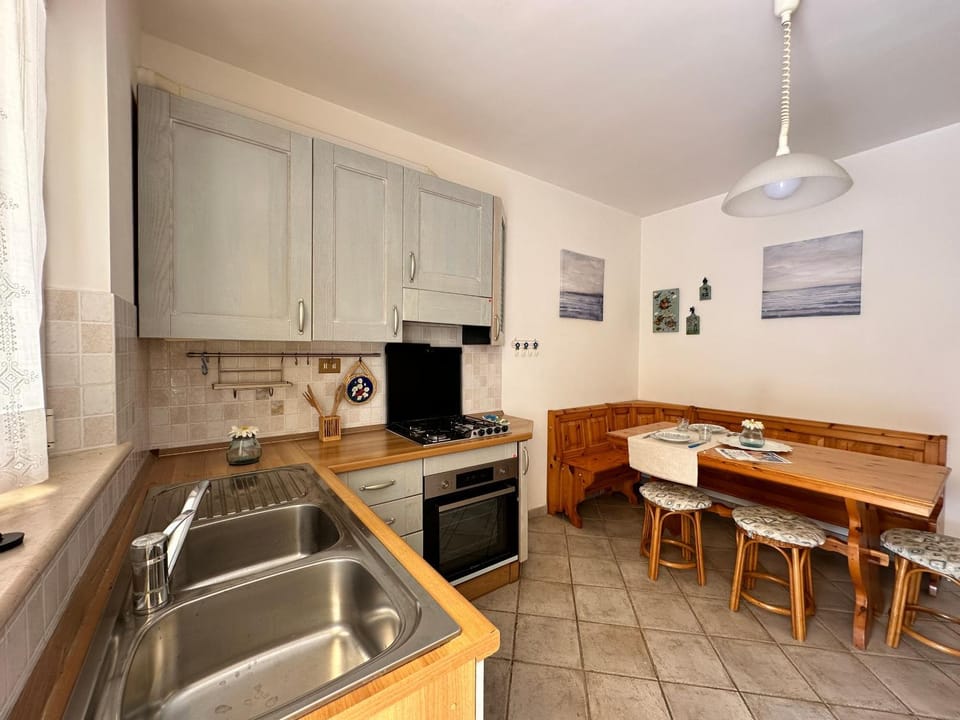 Kitchen or kitchenette, Dining area, oven, stove