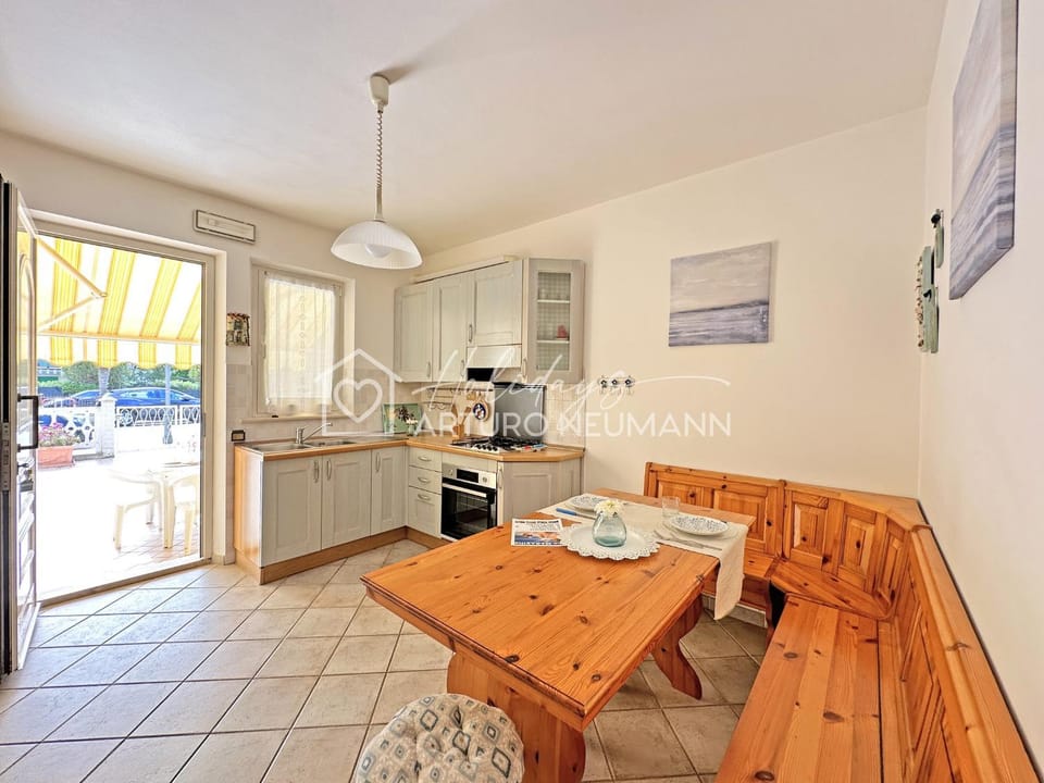 Kitchen or kitchenette, Dining area, oven, stove