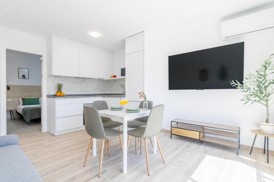 TV and multimedia, Kitchen or kitchenette, Living room, Dining area, air conditioner