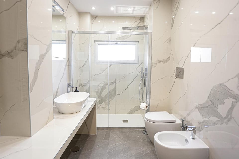 Shower, Toilet, Bathroom, Bath, bidet, towels