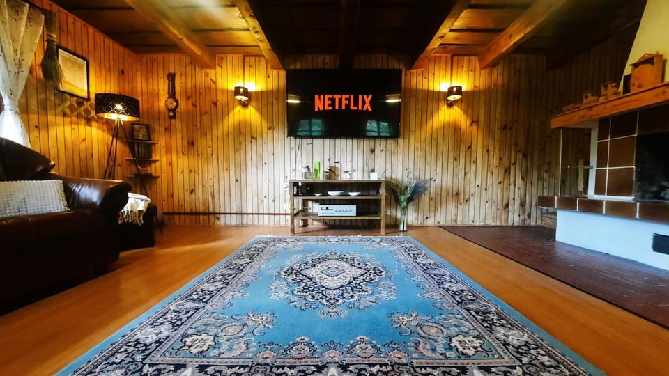 Communal lounge/ TV room, TV and multimedia, Living room, Seating area, Evening entertainment, internet