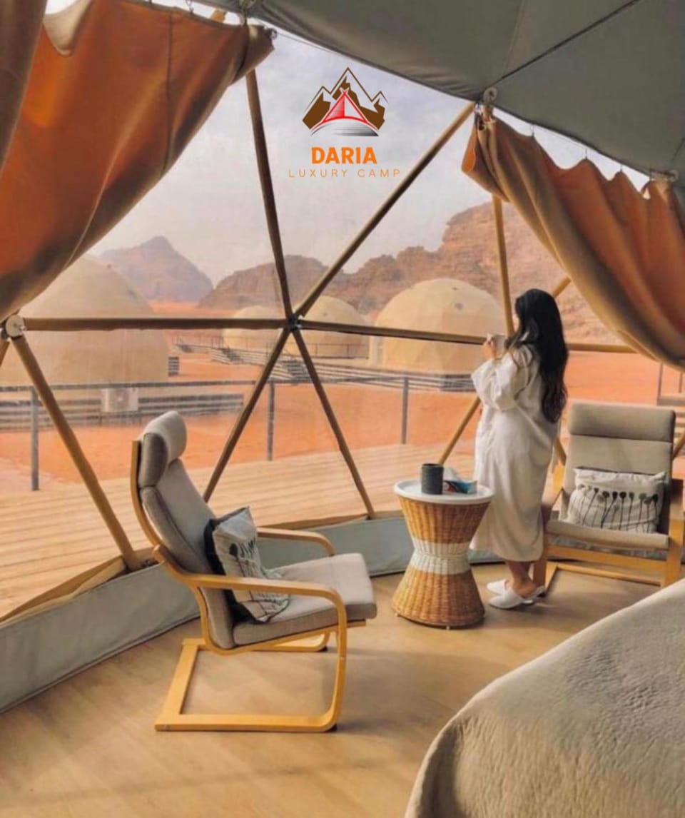 People, Natural landscape, Living room, Seating area, Mountain view, group of guests