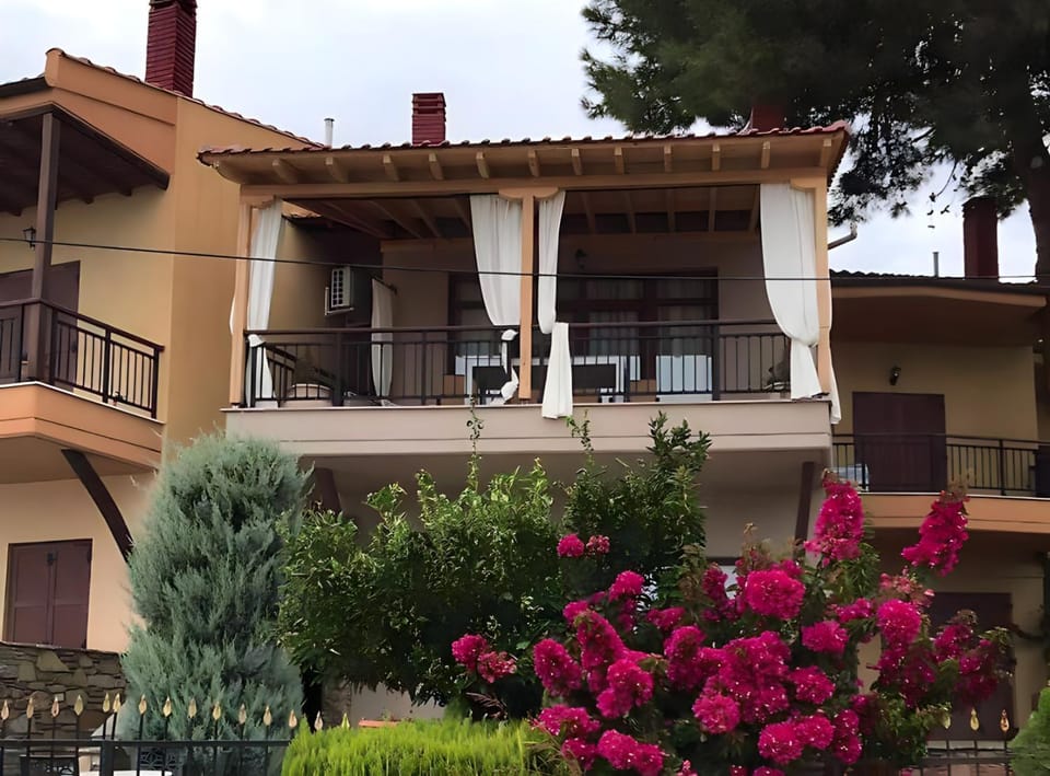 Property building, Spring, Day, Garden, Garden, View (from property/room), Balcony/Terrace, Garden view