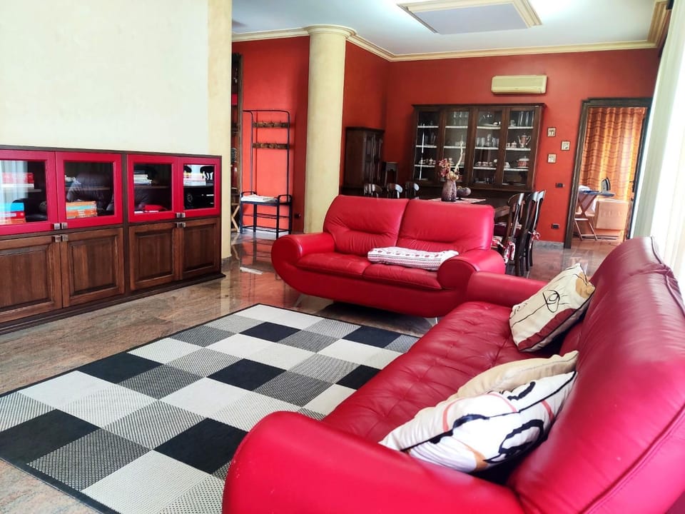 Communal lounge/ TV room, Library, Living room, Lounge or bar, Seating area, air conditioner