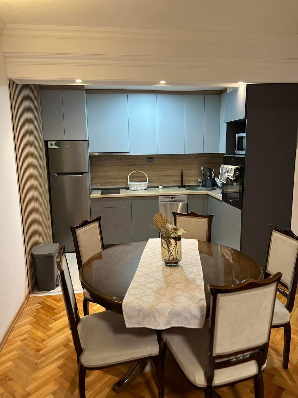 Kitchen or kitchenette, Seating area, Dining area, oven
