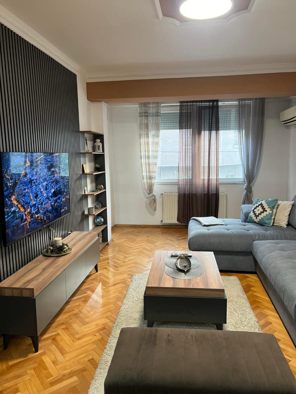 Communal lounge/ TV room, TV and multimedia, Living room, Seating area, Evening entertainment