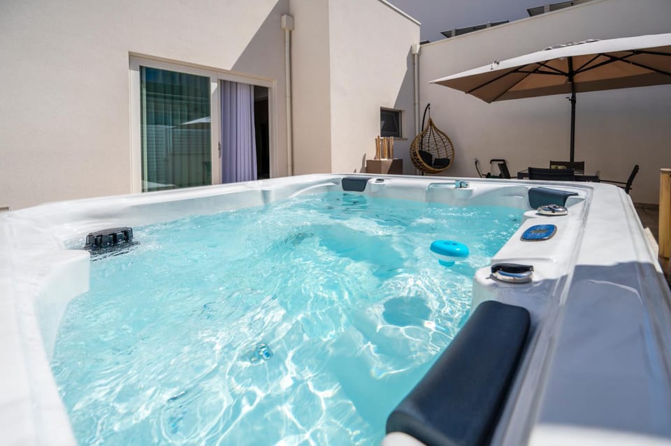 Hot Tub, sunbed