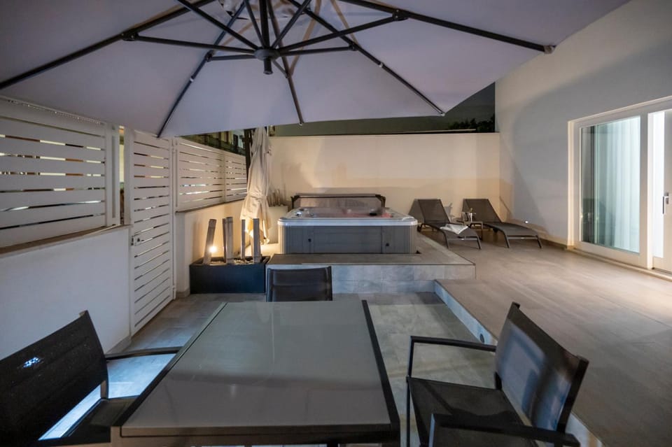 Hot Tub, Balcony/Terrace, sunbed