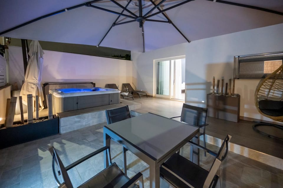 Photo of the whole room, Dining area