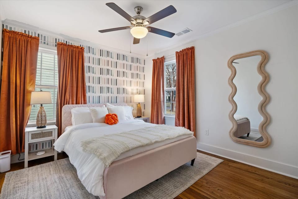 Hot Tub & Pool Table Mins to Beale Renovated House in Memphis