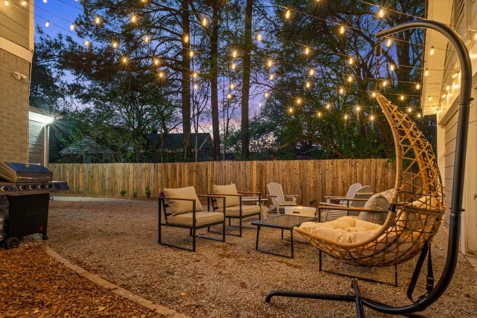 Hot Tub & Pool Table Mins to Beale Renovated House in Memphis