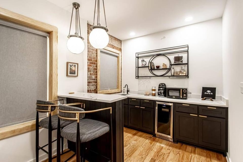 Coffee/tea facilities, Kitchen or kitchenette, Dining area, microwave