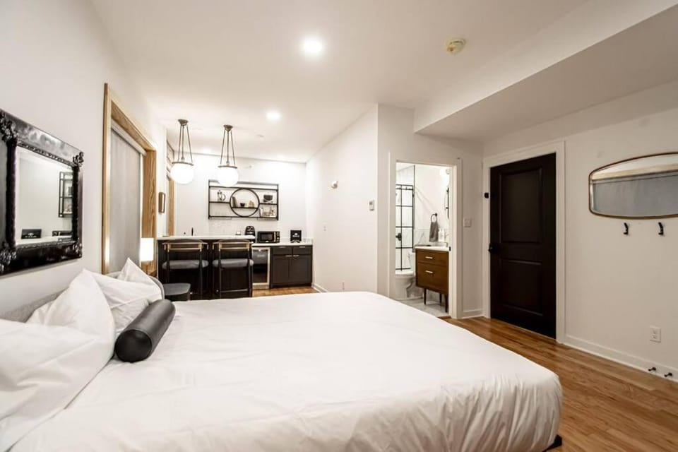 Bed, Bathroom, TV and multimedia, Coffee/tea facilities, Kitchen or kitchenette, Photo of the whole room, Dining area, microwave