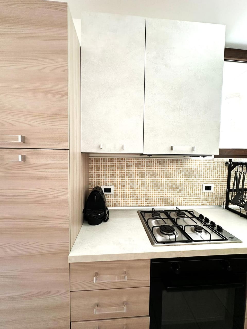 Coffee/tea facilities, Kitchen or kitchenette, stove