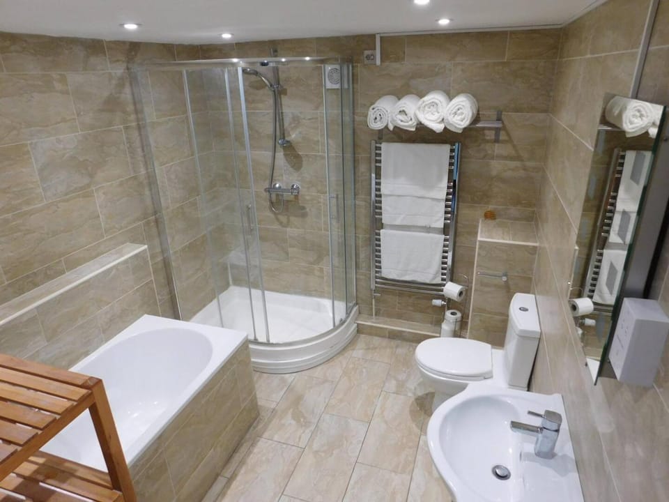 Shower, Toilet, Bathroom, Bath, towels